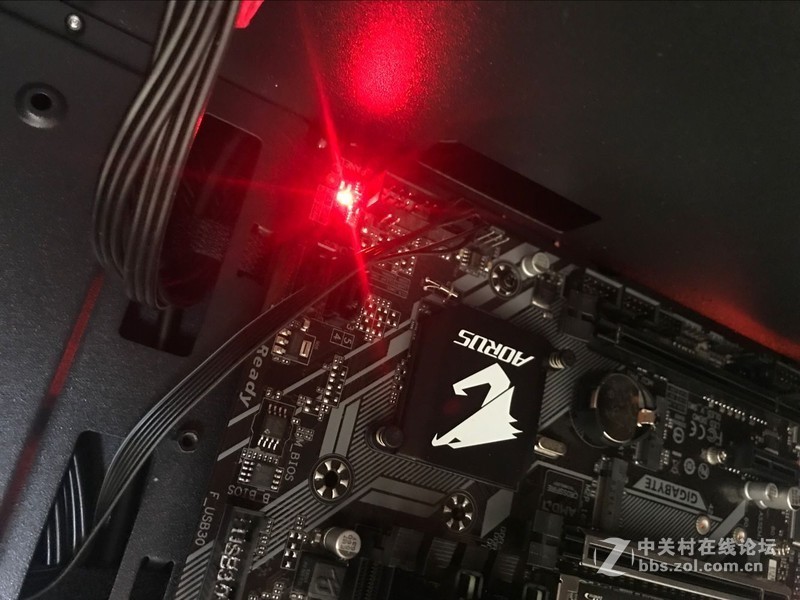 主板亮红灯